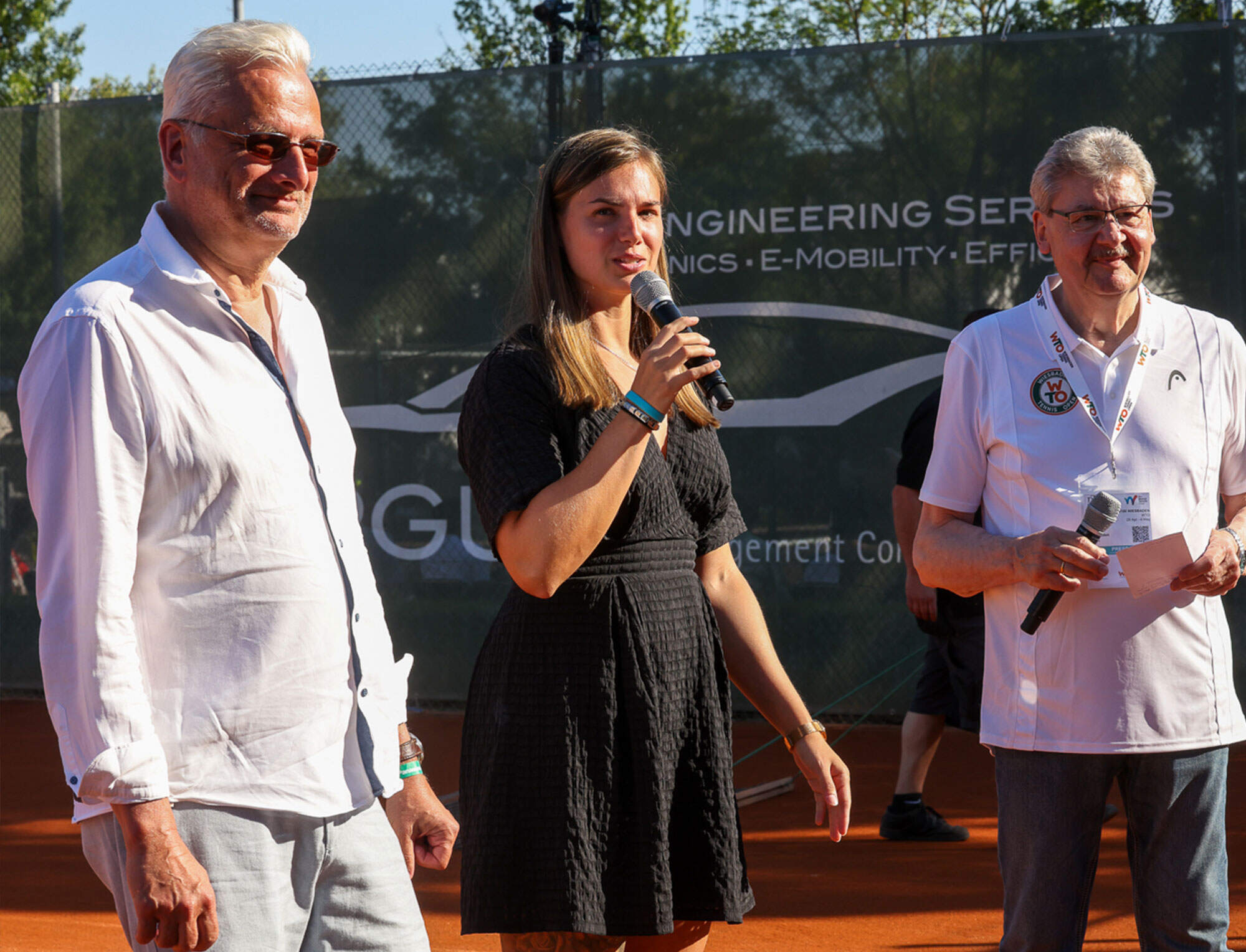 Eröffnung auf dem Tennisplatz