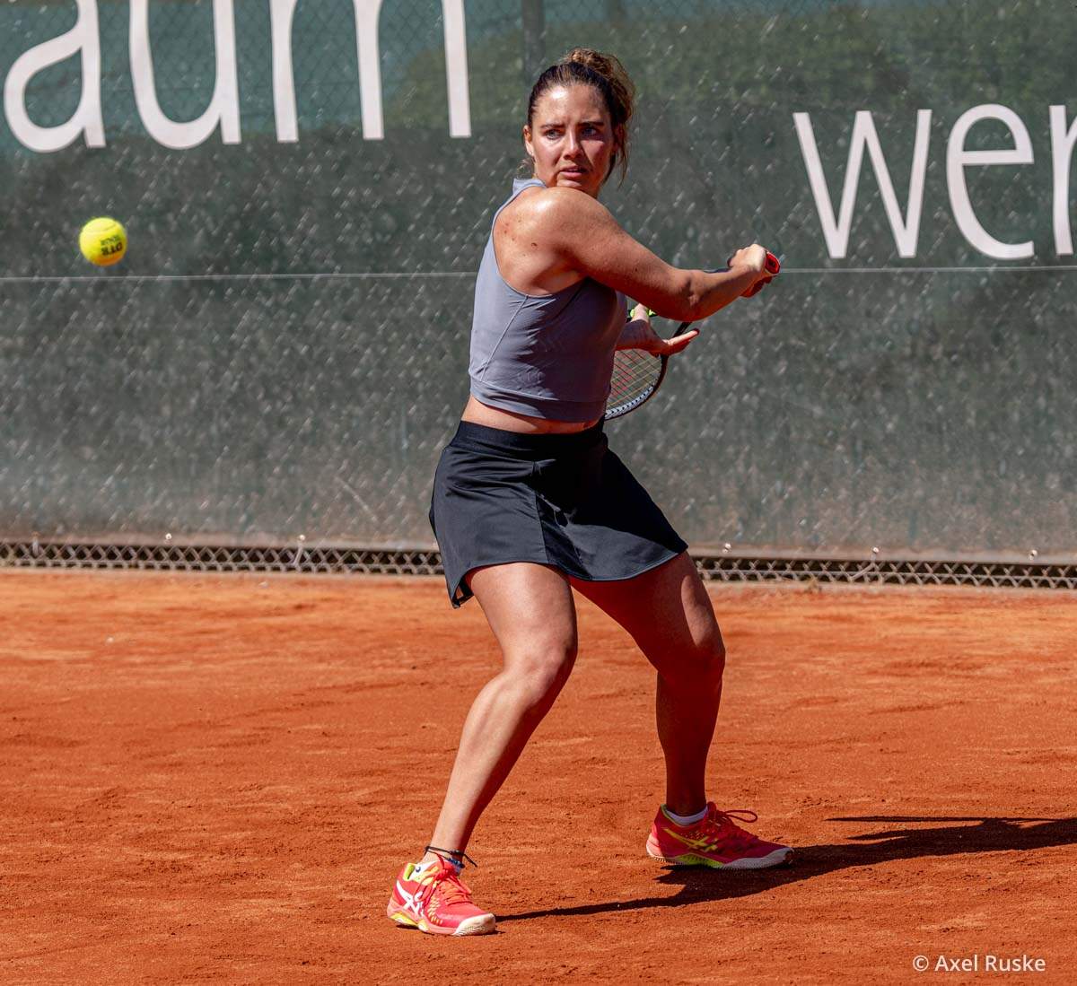 Vorhand auf Sandplatz