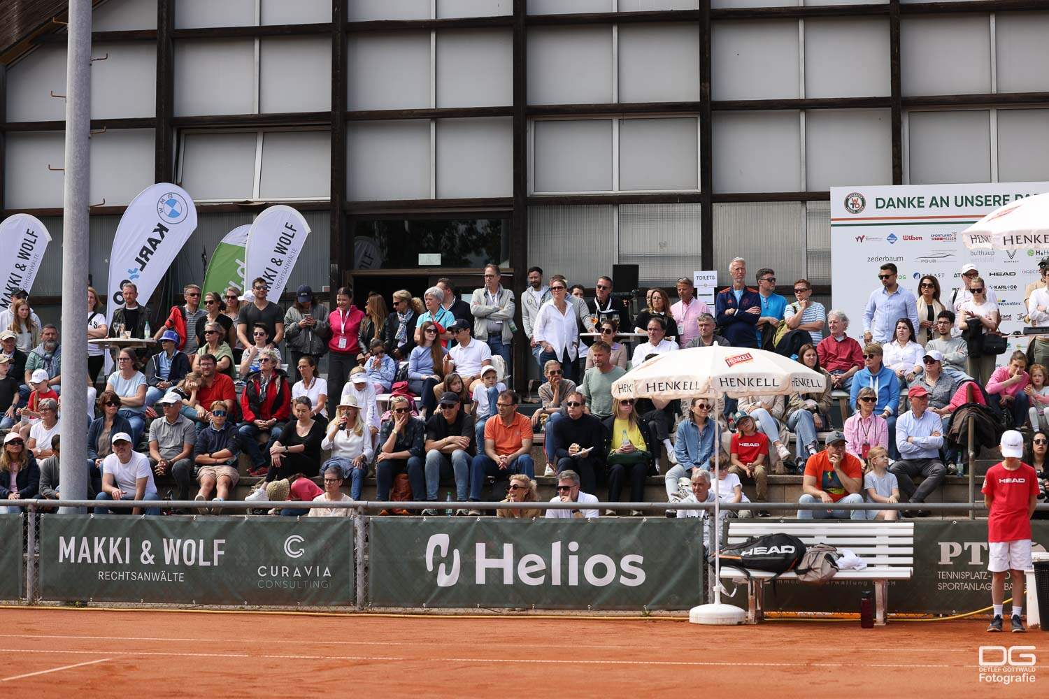 Zuschauertribüne bei einem Tennisturnier
