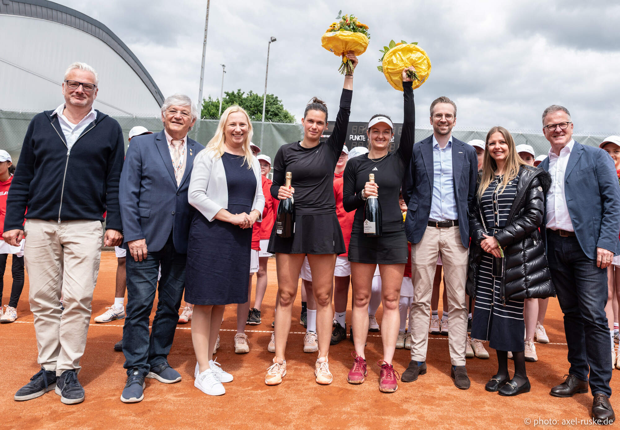 Zweite Siegerehrung mit Spielerinnen in Schwarz