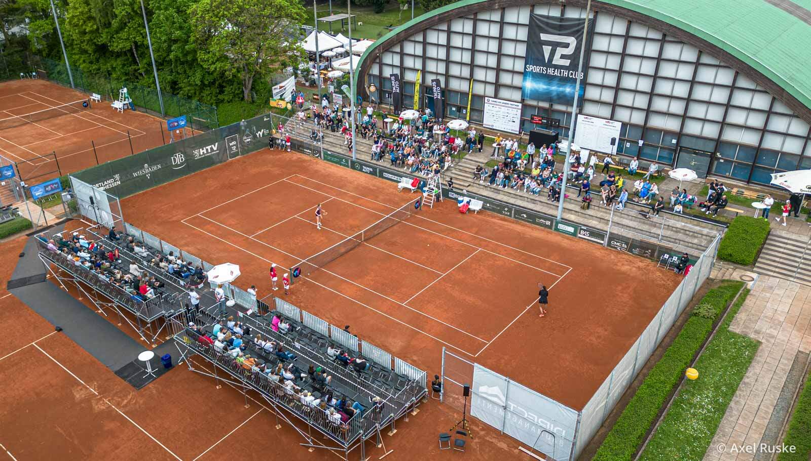 Turnierszene mit Zuschauertribüne