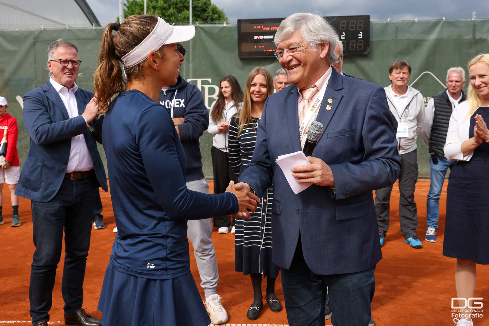 Finalistin erhält Gratulation nach dem Spiel