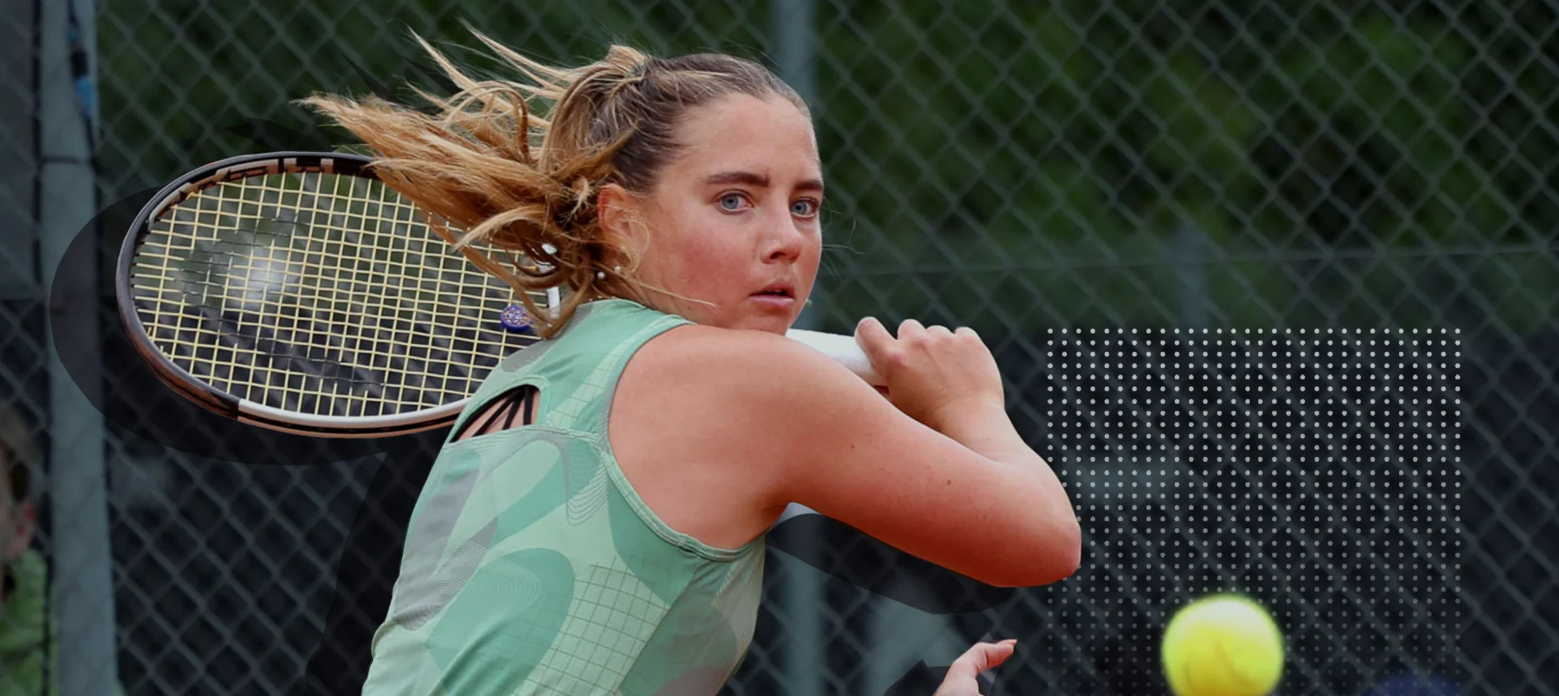 Tennisspielerin beim Rückhandschlag – Querformat