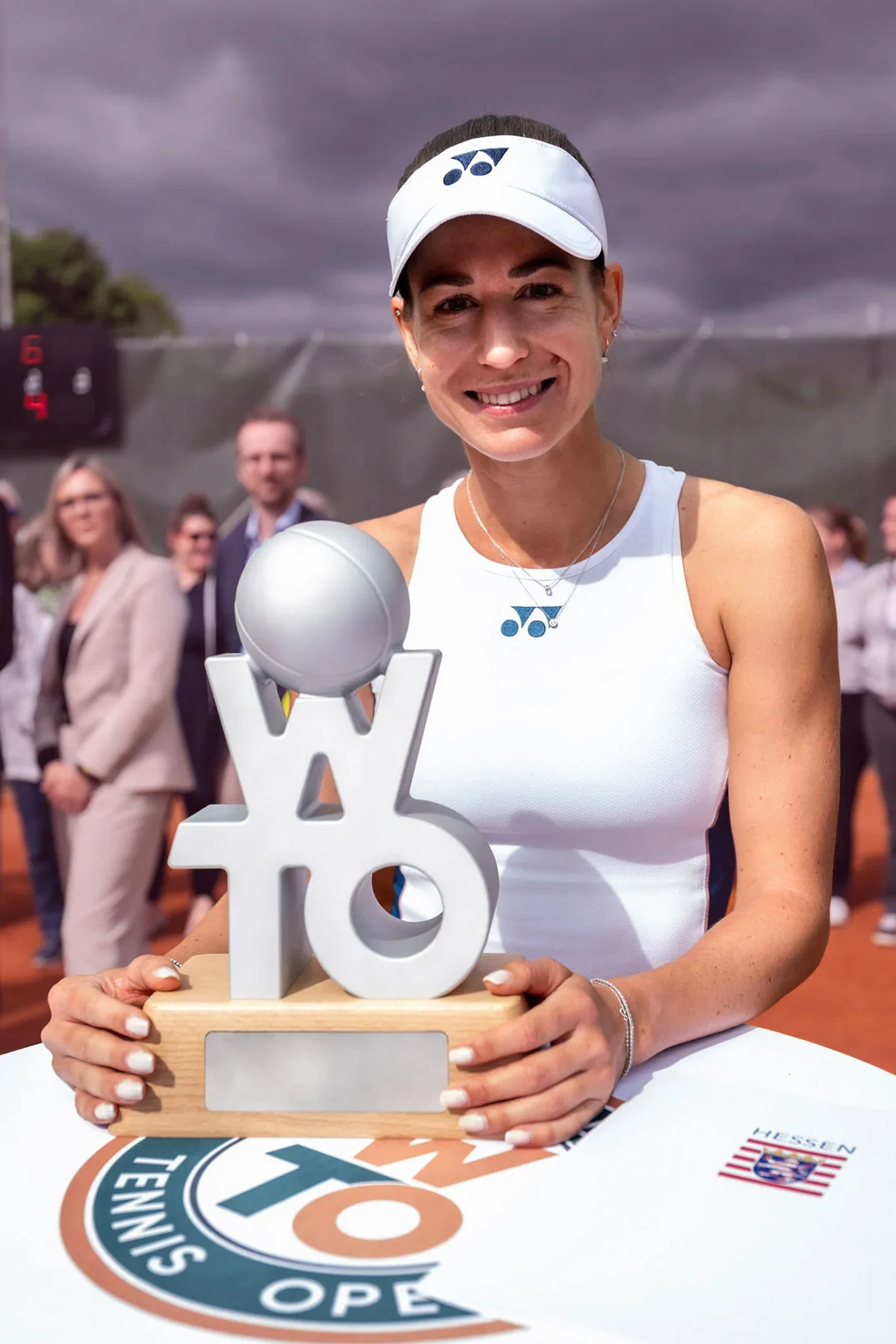 Tennissiegerin mit Pokal