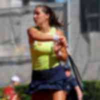 Tennisspielerin mit gelbem Oberteil