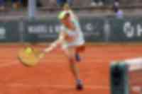 Spielerin in gestreckter Abwehrbewegung