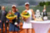 Siegerehrung mit Blumen und Sektflaschen