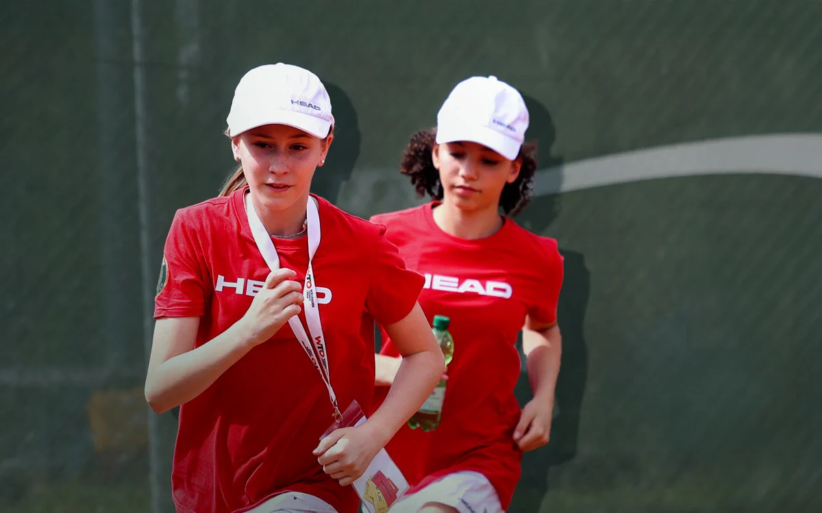 Zwei Mädchen im Turnier-Outfit