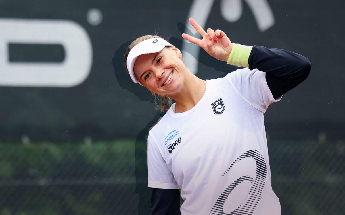 Lächelnde Spielerin mit Victory-Zeichen