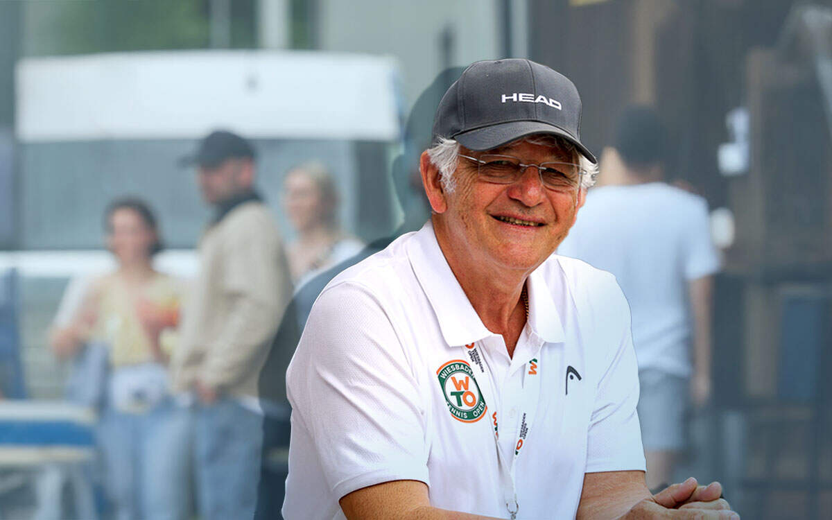 Älterer Mann mit HEAD-Kappe